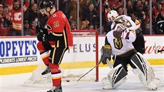 Mikael Backlund z Calgary Flames má radost ze vst�eleného gólu do brány Vegas,...