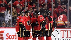 HATTRICK. Matthew Tkachuk (�íslo 19) slaví vst�elený hattrick se spoluhrá�i,