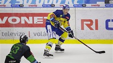 Zlínský útoník¨Tomá Fot vede puk po levé stran.