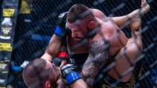 MMA zápasník Karlos Vémola útoí na Pawla Brandyse z Polska.