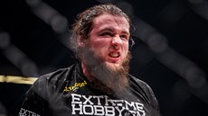 Americký zápasník MMA Jeremy Kimball je v oktagonu a tí se na zápas.