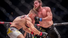 Americký zápasník MMA Jeremy Kimball se brání pokusu o strh ze strany echa...