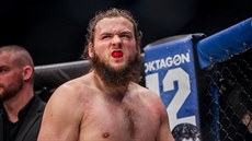 MMA zápasník Jeremy Kimball se tí na utkání v organizaci Oktagon MMA.