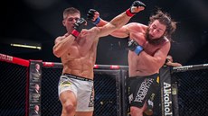 MMA zápasník Milo Petráek si vymuje údery s Jeremym Kimballem z Ameriky na...