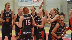 Basketbalistky Hradce Králové se radují z pohárového triumfu.