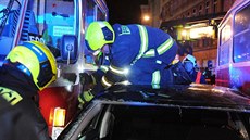 V Lazarské ulici se zaklínilo osobní auto mezi dv tramvaje, hasii museli...