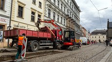 V olomoucké ulici 8. kvtna dlníci od pátku do nedle opravovali tramvajovou...