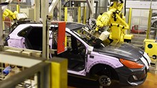 Automobilka Hyundai Noovice: roboti nasazují elní sklo.
