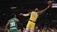 LeBron James (vpravo) z LA Lakers dosko�il p�ed  Marcusem Smartem z Bostonu.