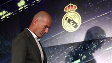 Zinedine Zidane přebírá fotbalisty Realu Madrid.