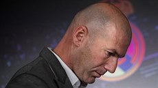 Zinedine Zidane pebírá fotbalisty Realu Madrid.