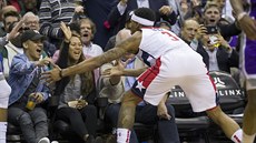 Bradley Beal slaví svou trojku s fanouky Washingtonu.