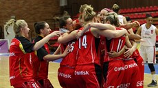 Basketbalistky Hradce Králové oslavují čtvrtfinálovou výhru nad Nymburkem.