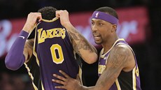 Kyle Kuzma (vlevo) a Kentavious Caldwell-Pope z LA Lakers jsou nespokojeni s...