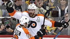 Sean Couturier (14) a Shayne Gostisbehere (53) z Philadelphie slaví gól proti...