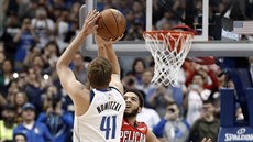 Dirk Nowitzki (41) z Dallasu stílí pes Kenricha Williamse z New Orleans,...