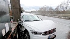 Za sjezdem od Bezhradu smrem na Hradec Králové vrazil idi VW Passat do...