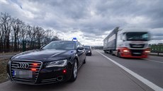 Policejní Audi A8 dosahuje 250 kilometr v hodin, bude kontrolovat D11 u...