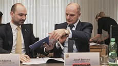 Podpis smlouvy o provozování autobusové dopravy mezi Plzeňským krajem (vpravo...