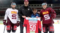 Spar�anský rolba� Vladimír Nová�ek (druhý zprava) dostal od klubu k pracovnímu...