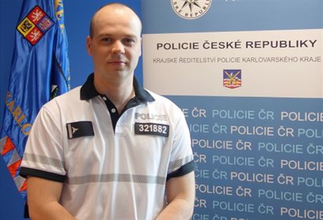 Dopravní policista Vojtch Moucha zachránil mue, který chtl skoit z mostu.