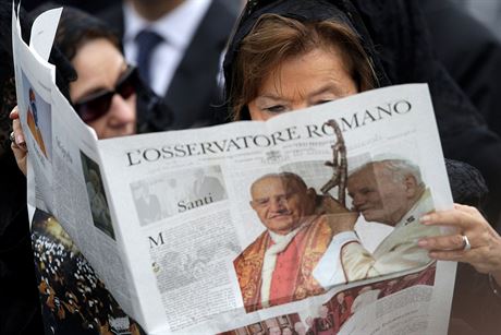 ena te výtisk vatikánských novin L'Osservatore Romano (27. 4. 2014).