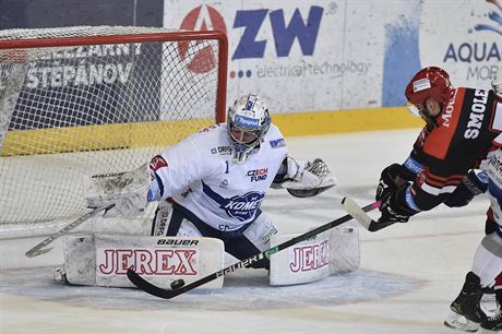 Brnnský branká Marek iliak kryje zakonení Radka Smoleáka z Hradce Králové.