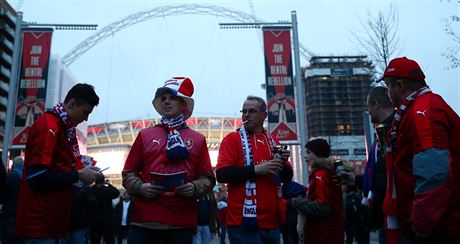 etí fanouci se procházejí ped londýnským stadionem Wembley ped...