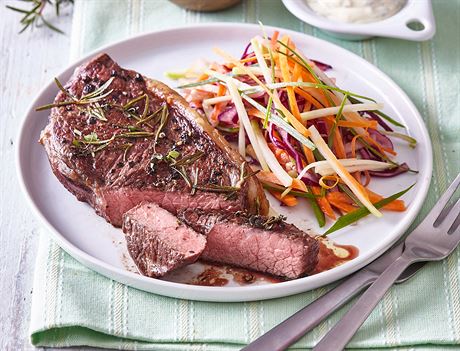 RECEPT DNE: Kedlubnový salát s hovzím steakem