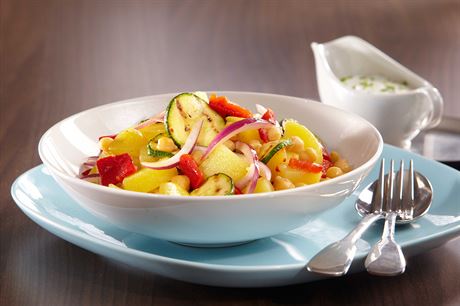 RECEPT DNE: Bramborový salát s peenou zeleninou a cizrnou