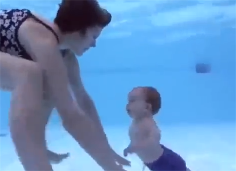 VIDEO: Jak probíhá miminkovské plavání