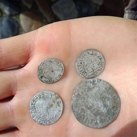 V rohu jedné z místnosti Mederova domu se naly tyi mince, nejstarí je z...