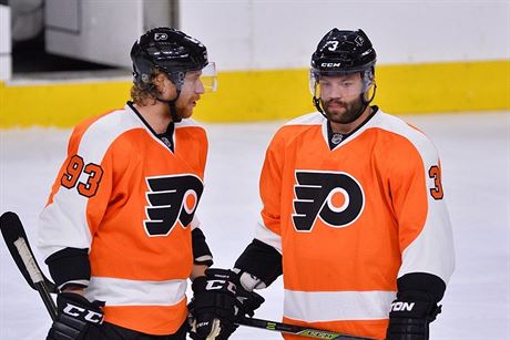 Jakub Vorek (vlevo) a Radko Gudas by mli na prahu pt sezony NHL dorazit...