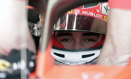 Charles Leclerc bhem tréninku na Velkou cenu Bahrajnu formule 1