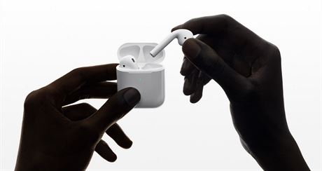 Nové bezdrátové pouzdro druhé generace sluchátek Apple AirPods lze nabít...