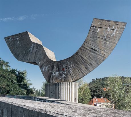 K Barrandovskmu mostu pat dv sochy z litho betonu od sochae Josefa...