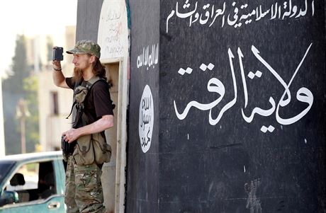 Bojovník Islámského státu v syrském mst Rakká roce 2014