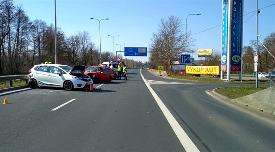 Pi nehod tí osobních aut v Karlových Varech se zranilo est lidí (23. 3....