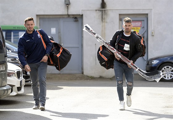 Útoník Tomá Zohorna (vlevo) a obránce Jan Kolá picházejí na sraz hokejové...