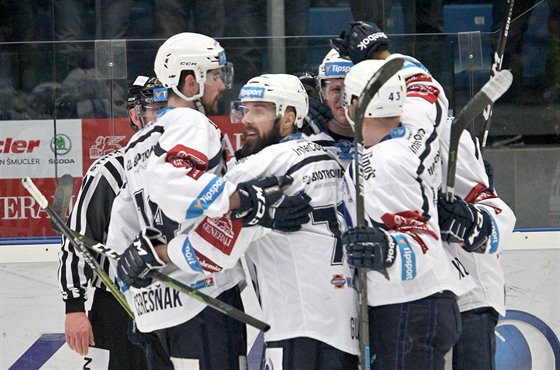Plzetí hokejisté oslavují gól v pátém tvrtfinálovém utkání proti Olomouci.