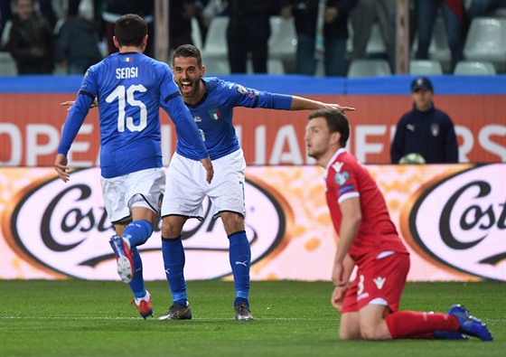 Stefano Sensi a Leonardo Spinazzola z Itálie oslavují gól do sítě...