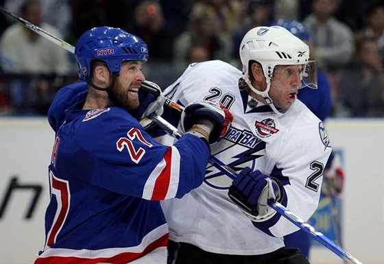 V PRAZE JET PROTI RANGERS. Loni otevíral Václav Prospal (vpravo) v dresu Tampy novou sezonu NHL proti New Yorku Rangers. Te je do klubu z Manhattanu pestoupil.