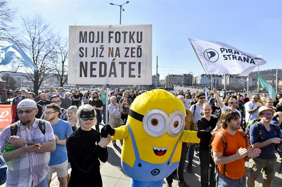 Desítky lidí se v Praze pipojily k mezinárodnímu protestu proti chystané...