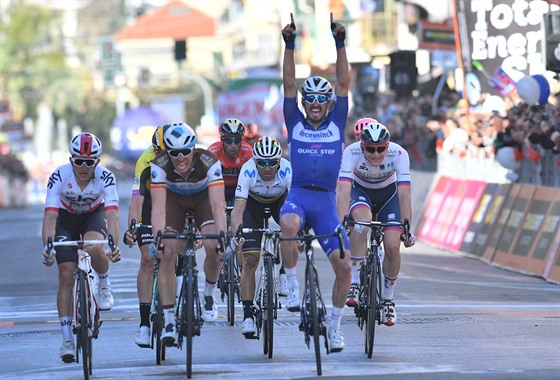 Francouzský cyklista Julian Alaphilippe slaví vítězství na klasikářském...