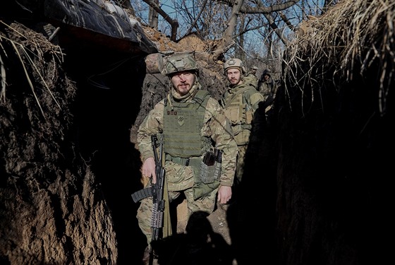 Ukrajintí vojáci se na východ Ukrajiny pohybují v zákopech. (24. února 2019)