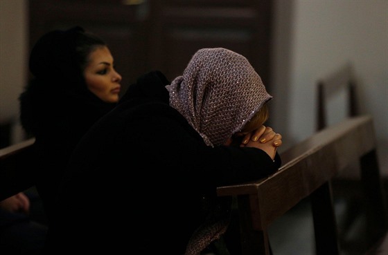 Íránská ena se modlí v katolickém kostele v íránském Teheránu.