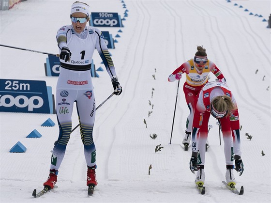 védská bkyn na lyích Stina Nilssonová (vlevo) vítzí v závod na 10 km v...