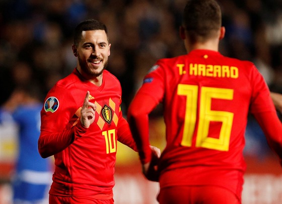 Eden Hazard z Belgie (elem) slaví svou trefu v kvalifikaním utkání o Euro...