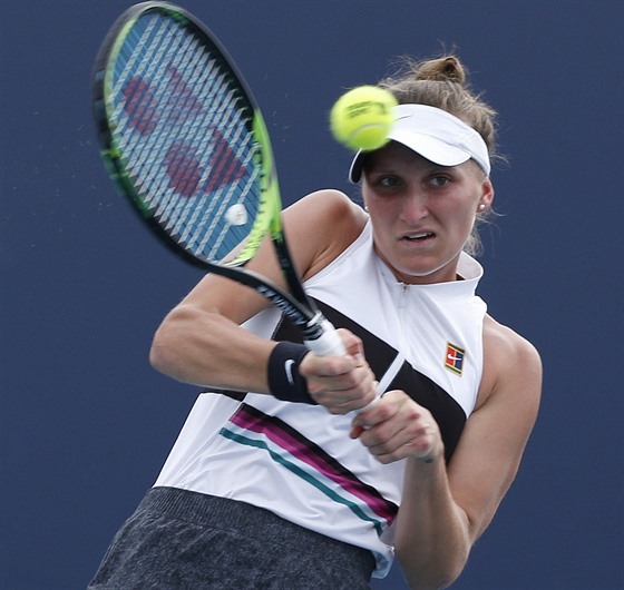 eská tenistka Markéta Vondrouová hraje bekhend na turnaji v Miami.