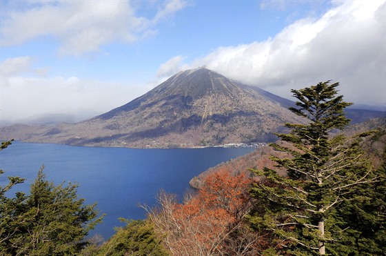 Dominanta národního parku Nikkó-sopka Nantai, tentokrát již ke konci listopadu,...